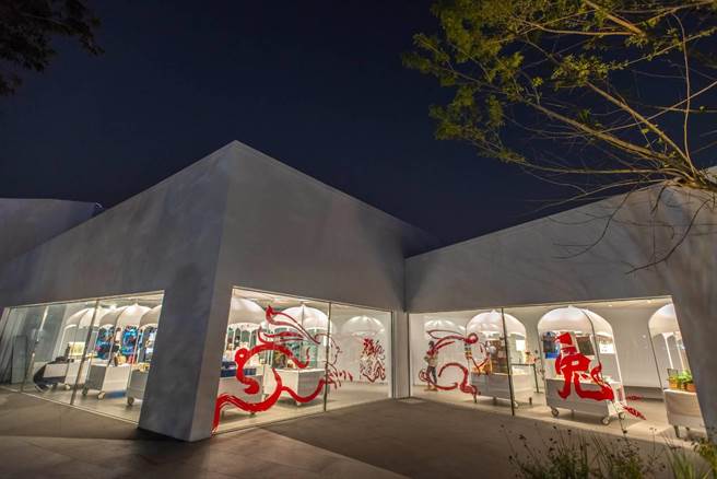 当地艺术家阿布博则在中心外墙大窗户上创作可爱喜气的剪纸窗花兔子，游客争相拍照打卡。（高美馆提供／袁庭尧高雄传真）