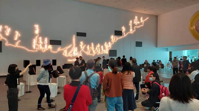 《LEARPRINT 内惟声响实验-65声道的交响体验》由65颗纯白而简朴的音箱组成，有别于日常听惯的数位音乐，拥有空间环绕的立体感。（高美馆提供／袁庭尧高雄传真）