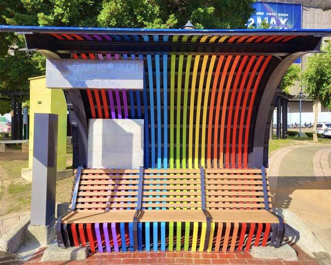 推动一区一特色候车亭，台中市府交通局近日在彩虹村旁设置「七彩候车亭」，吸引许多民眾拍照打卡。（台中市府提供／林欣仪台中传真）