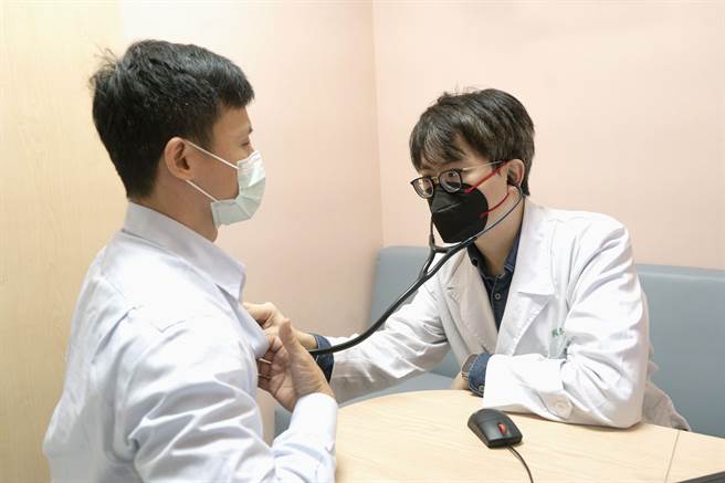 国泰综合医院心臟内科医师陈玠宇提醒，如果出现频繁且明显的胸闷、心悸才就医，多数心血管堵塞情形已超过70％，恐造成缺氧症状，甚至影响心臟功能，务必尽快治疗。（陈玠宇提供）