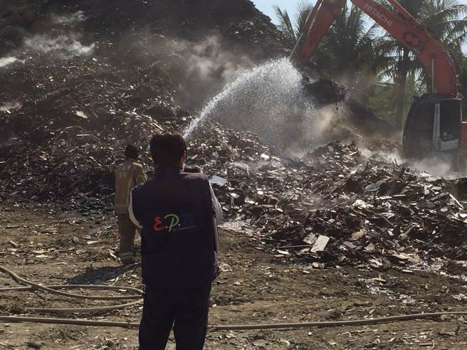 針對王姓男子非法堆置廢木材引發火災，台南市環保局將送辦並重罰。(台南市環保局提供／曹婷婷台南傳真)