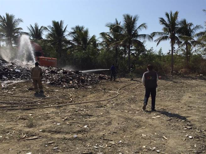 針對王姓男子非法堆置廢木材引發火災，台南市環保局將送辦並重罰。(台南市環保局提供／曹婷婷台南傳真)