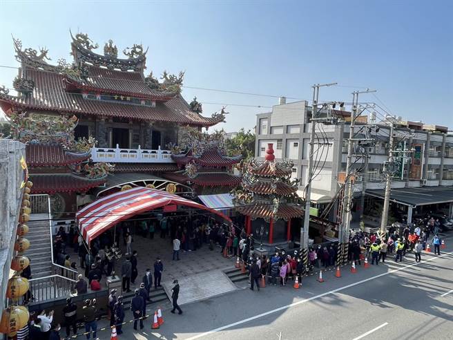 名间乡朝圣宫主祀湄洲天上圣母，民眾排队准备领取副总统赖清德发放的红包「玉兔福袋」。（杨静茹摄）