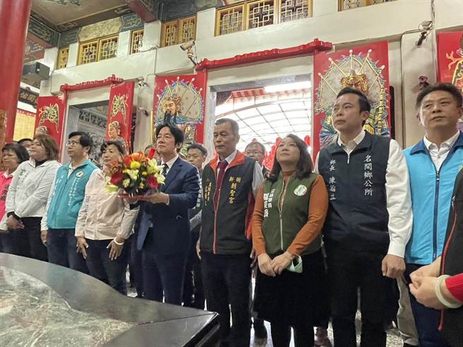 赖清德首次到南投县名间乡朝圣宫参香祈福。（杨静茹摄）