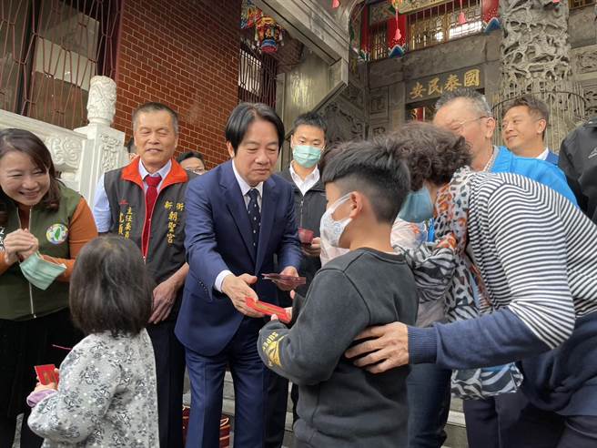 赖清德在南投县名间乡朝圣宫发送新春红包「玉兔福袋」。（杨静茹摄）