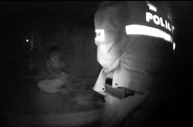 廖姓男子大年初一与家人争吵后，竟负气离家、躲到大肚山公墓的草丛。(警方提供)