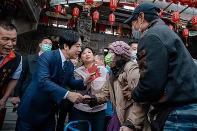 副總統賴清德前往「朝聖宮」發放福袋。(總統府提供)