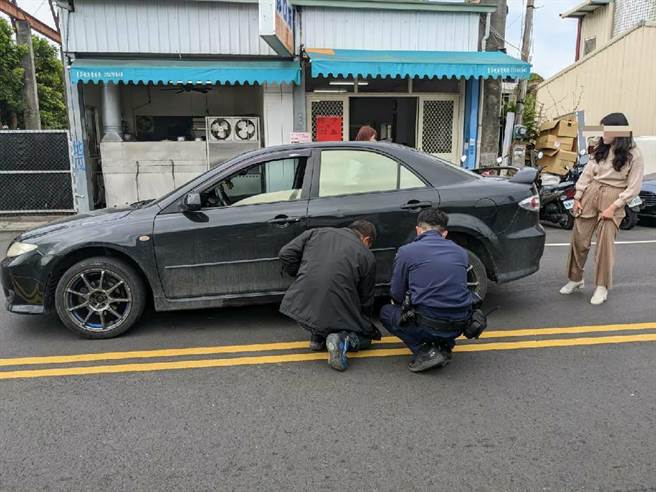 一只狗遭卷入车底哀嚎求救，警方以千斤顶将受困小狗救出。（警方提供）