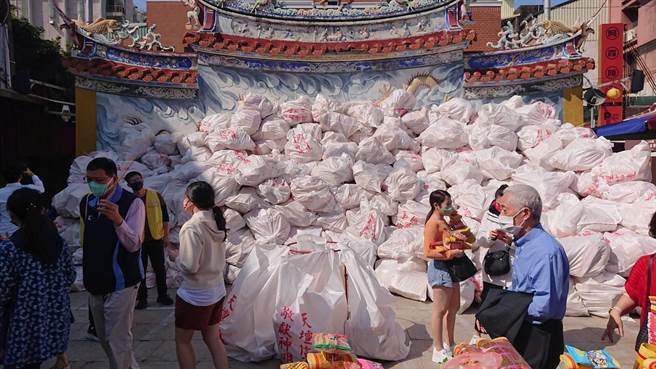 中西区台湾首庙天坛代烧的纸钱堆积如山。（程炳璋摄）