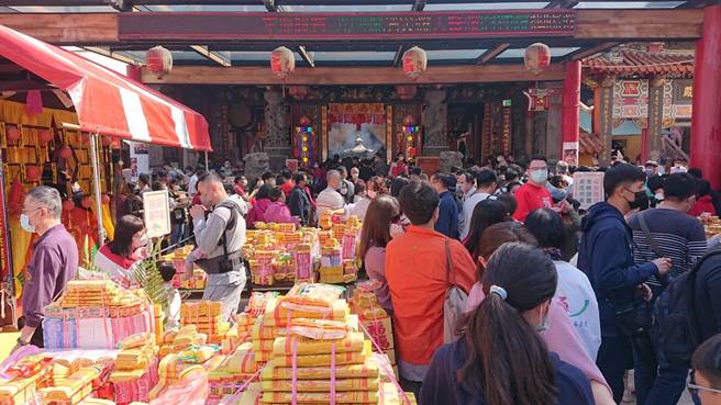 中西区台湾首庙天坛过年游客塞爆。（程炳璋摄）