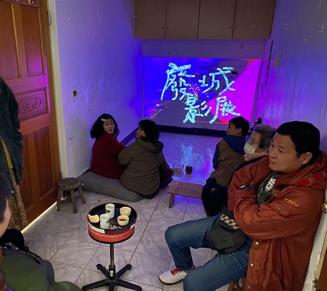 長期居住竹圍的藝術工作者「鬧熱工作室」今起連3天舉辦「廢城影展」，公開5年來記錄的地方人文與地景變遷。（蔡明亘攝）