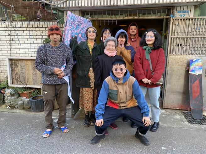 廢城影展首日觀影民眾合影。（蔡明亘攝）