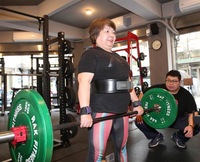 教練兒子楊孟穎（右）訓練時，緊盯著母親李彩薇（左）動作，隨時提出改進。（陳怡誠攝)