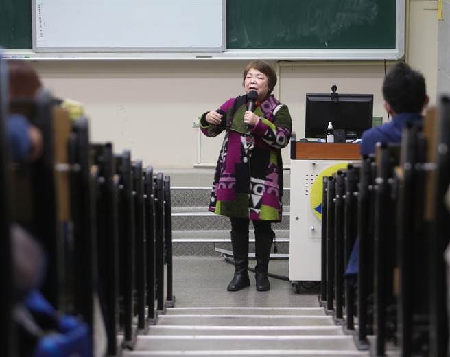 在嘉義大學教授「人權與法律」通識老師李彩薇，深怕學生無法了解法條內容，不時要穿插故事讓學生了解授課內容。（陳怡誠攝)