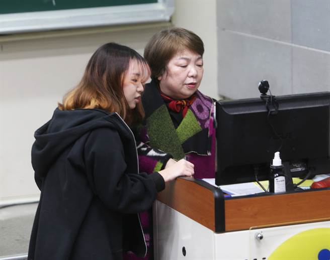 在嘉義大學教授「人權與法律」通識老師李彩薇（右）與學生在下課空檔互動密切。（陳怡誠攝）