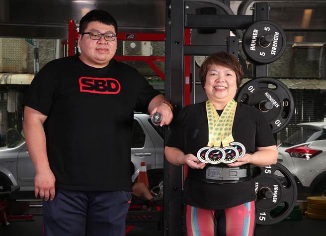 今年61歲外號「健力Q嬤」健力選手李彩薇（右）在教練兒子楊孟穎（左）指導，在杜拜舉辦亞洲經典健力錦標賽，一舉拿下4面金牌，還創下大會新紀錄。（陳怡誠攝)