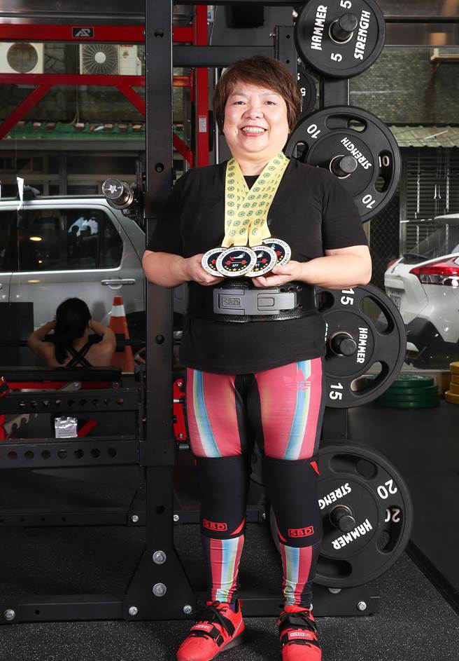 今年61歲外號「健力Q嬤」健力選手李彩薇（見圖）練健力短短三年，首度取得國手資格參加亞洲經典健力錦標賽，一舉拿下4面金牌，還創下大會新紀錄。（陳怡誠攝)