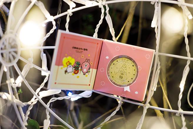 春節期間每日限量350至400盒的「南投燈會與粉紅兔兔紀念幣」十分搶手，若上網販售，售價1000元至5000元不等。（南投縣政府提供／楊靜茹南投傳真）