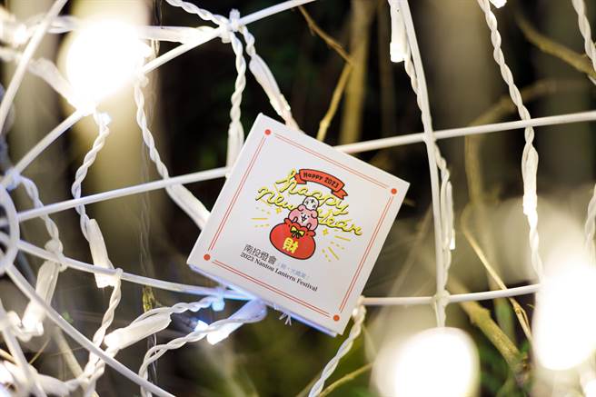 「南投燈會與粉紅兔兔紀念幣」圖案有2款，每次只發一款，粉絲春節期間天天集點排隊領取。（南投縣政府提供／楊靜茹南投傳真）