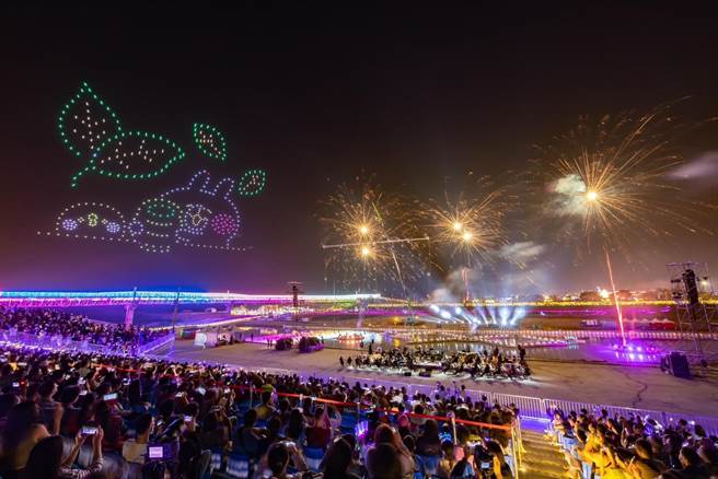 南投燈會「粉紅兔兔遊南投」的無人機秀，每一場都座無虛席。（南投縣政府提供／楊靜茹南投傳真）