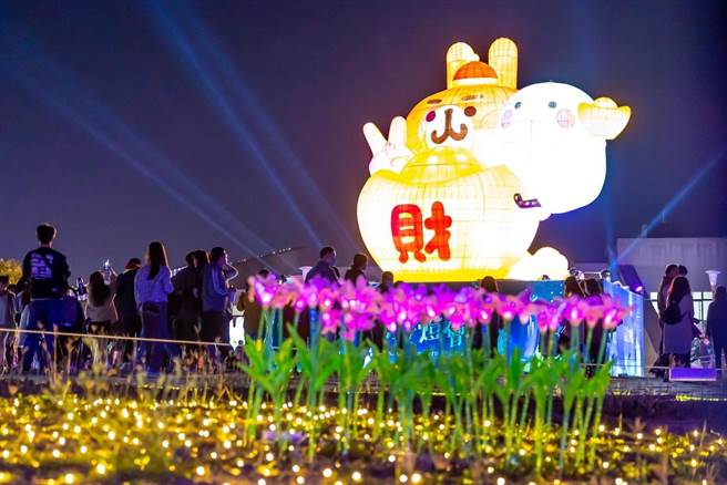 底座2公尺、高7公尺的粉紅兔兔副燈，人氣比主燈還旺。（南投縣政府提供／楊靜茹南投傳真）