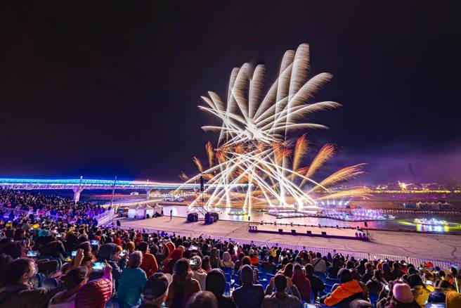 南投燈會推出罕見的3D矩陣煙火，28日晚間是最後一場。（南投縣政府提供／楊靜茹南投傳真）