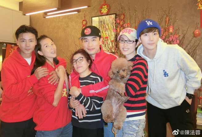 陳法蓉(右二)與蔡少芬夫妻(左1)合照，身旁還站著鮮肉男星張鎬濂(右一)，及友人夫妻檔。(圖/陳法蓉微博)