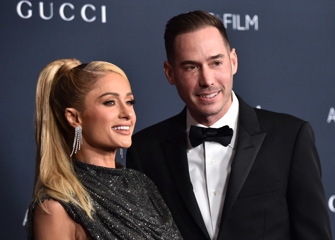 派瑞丝希尔顿和另一半卡特瑞恩(右)喜获麟儿。(图/达志影像)