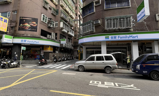 有网友发现隔一条巷子竟然有两家全家，百思不得其解。(图／路上观察学院)