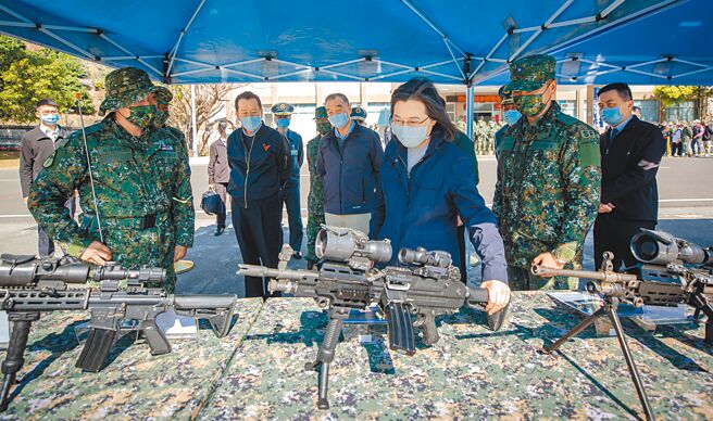 圖為蔡英文總統（中）24日春節慰勉特戰指揮部特3營，感謝國軍堅守家園。（總統府提供）