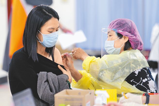 台北市新冠疫苗接種預約平台，即日起至27日上午9時至晚間9時開放預約，提供逾7.7萬個名額，並於1月30日至2月5日接種。（本報資料照片）