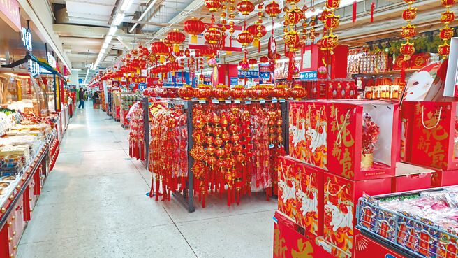 迎接農曆「癸卯」兔年到來，大陸各大賣場布置年貨大街，販售年節禮盒、春聯與飾品。（藍孝威攝）