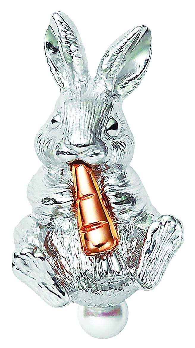MIKIMOTO兔子造型純銀胸針，胡蘿蔔為純銀鍍粉紅金，尾巴為日本Akoya珍珠，1萬7000元。（MIKIMOTO提供）