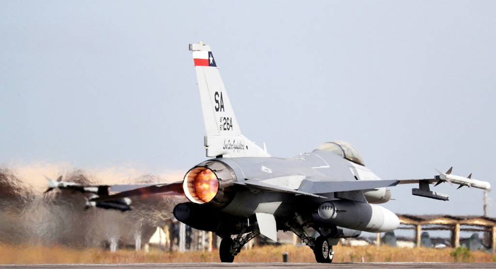 德国、美国25日松口提供乌克兰战车，乌克兰随即表示，希望推动西方提供包括F-16在内等第四代战机。图为美国空军F-16战斗机。（资料照／路透社）(photo:ChinaTimes)