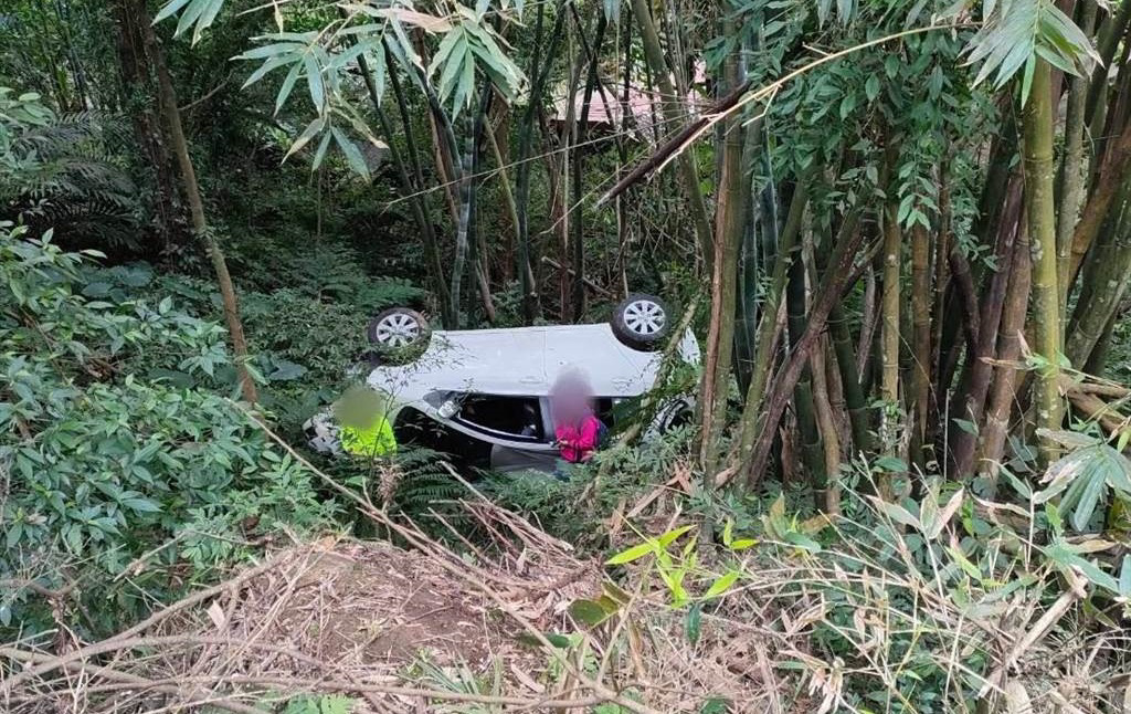 疑不熟路況！一家五口遊東眼山翻車 摔十米深山谷 - 社會