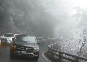 逆向衝南橫賞雪被逼退 影片曝光！網讚：一路倒車下山