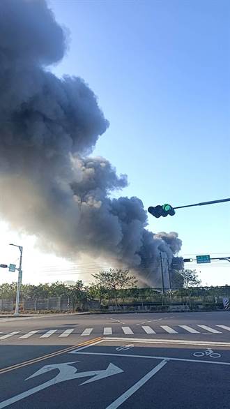台南永康塑膠工廠起火延燒 濃煙直竄天際