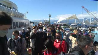 往返離島船班停航2天今復駛 富岡漁港排滿人龍