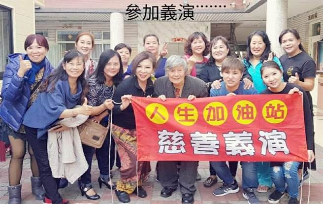 人生加油站执行长廖淑敏（左二）说，有一天我们也会老，让自己快乐，别人才会快乐！（廖淑敏提供／曹婷婷台南传真）
