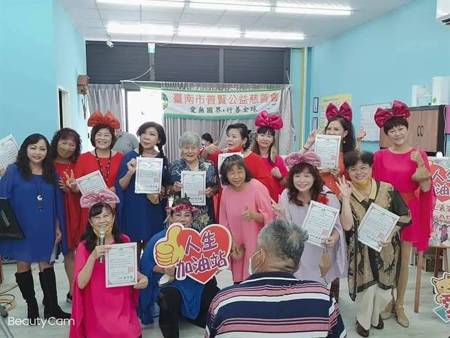 2019年底成立的「人生加油站」，走进社区、长照养护机构、偏乡演出带给长辈欢笑。（廖淑敏提供／曹婷婷台南传真）