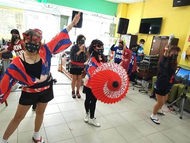 「人生加油站」走进社区、长照养护机构、偏乡演出带给长辈欢笑。（廖淑敏提供／曹婷婷台南传真）