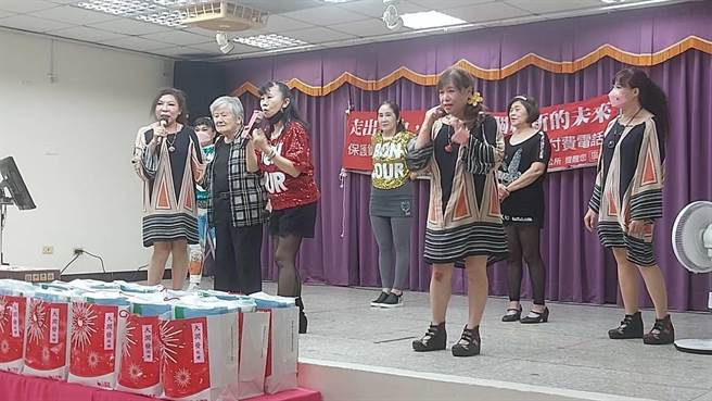 郭一男老师（左二）与人生加油站执行长廖淑敏（左三）走进机构表演，带给许多长辈鼓励。（廖淑敏提供／曹婷婷台南传真）