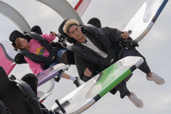 相較於鬼鬼的從容，曹佑寧緊抓遊樂設施，透露當時內心很怕。 （圖／東森提供）