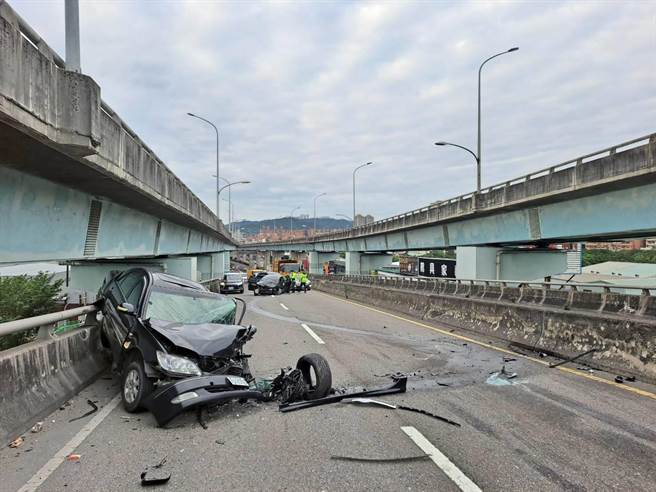 新北市五股今(26)日早上7时发生一起严重车祸。(黄敬文翻摄)