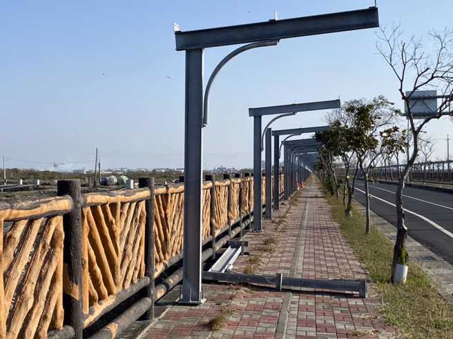 台南安装太阳能板钢柱，年初二晚间被志工发现又有钢柱倒下。（翻摄台江流域学习暨NGO中心）