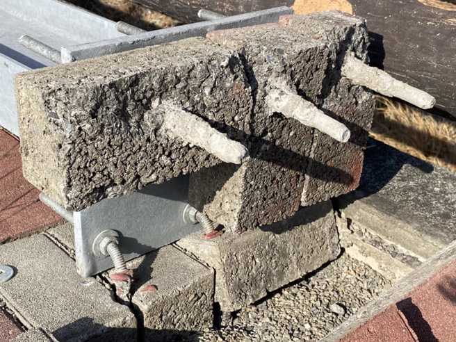 倒掉的钢柱，螺丝仅入地5公分，被质疑基础不足。（翻摄台江流域学习暨NGO中心）