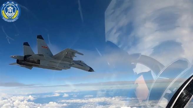 解放军南部战区证实，大年初一有外机抵近南海空域。（图：解放军南部战区）