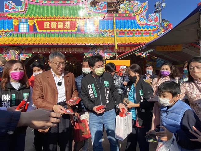 民眾党主席柯文哲（左二）今天走访台南多家庙宇发放发财金，现场民眾排成人龙等着领取。（曹婷婷摄）