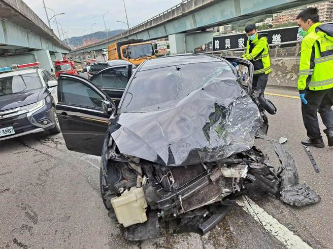 21岁李姓男子当时驾车载着2名乘客，欲从新五路三段往新五路二段上高架联络道，没想到他竟将车开到对向车道，结果逆向行驶与60岁黄姓男子所驾驶的车辆对撞，造成黄男当场失去生命徵象，送医急救后仍不治身亡。（黄敬文翻摄）