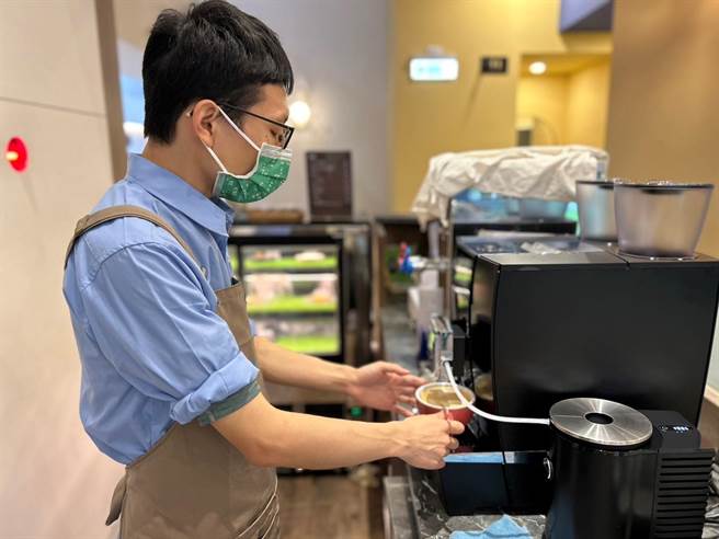 小杰重回职场，成为庇护工场生力军。（新北市劳工局提供）